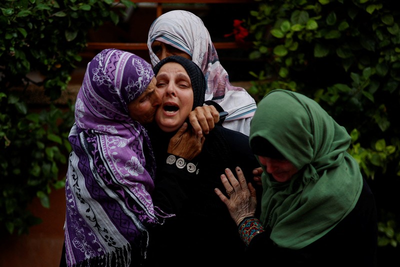 Pria Palestina Mohammed al-Akhras berduka atas putrinya Jana dan istrinya yang terbunuh oleh serangan Israel, saat konflik antara Israel dan kelompok Islam Palestina Hamas berlanjut, di Khan Younis di Jalur Gaza selatan, 26 Oktober 2023. Pria Palestina Mohammed al-Akhras berduka atas putrinya Jana dan istrinya yang terbunuh oleh serangan Israel, saat konflik antara Israel dan kelompok Islam Palestina Hamas berlanjut, di Khan Younis di Jalur Gaza selatan, 26 Oktober 2023. (REUTERS/Mohammed Salem)