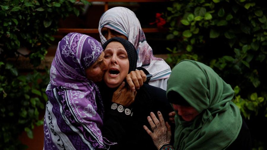 Warga Palestina berduka saat pemakaman perawat Palestina Haniyeh Qudih, yang tewas dalam serangan Israel, saat konflik antara Israel dan kelompok Islam Palestina Hamas berlanjut, di Khan Younis di Jalur Gaza selatan, 27 Oktober 2023. (REUTERS/Mohammed Salem)