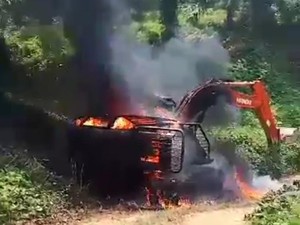Warga Bakar 3 Alat Berat Tambang Emas Ilegal di Jambi
