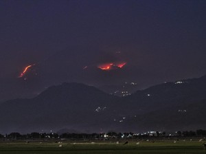 Dahsyatnya Kobaran Api Merbabu Terlihat dari Rawa Pening Malam Ini