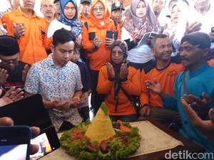 Kunjungi Padepokan Turonggo Seto Boyolali, Gibran Dapat Tumpeng Nasi Kuning