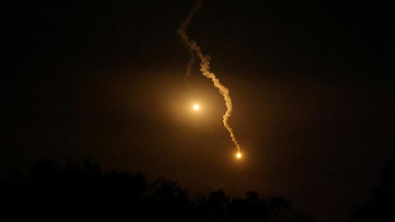 A view of explosion in Gaza, seen from Sderot in southern Israel, October 27, 2023. REUTERS/Violeta Santos Moura