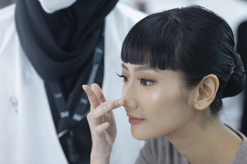 Para model bersiap di belakang panggung sebelum pertunjukan “Moment of Spark” yang menampilkan koleksi 4season Hijab, Bigissimo dan napocut selama Jakarta Fashion Week 2024 di City Hall - Pondok Indah Mall 3 di Jakarta, Indonesia. 	Jakarta Fashion Week / J Fakar