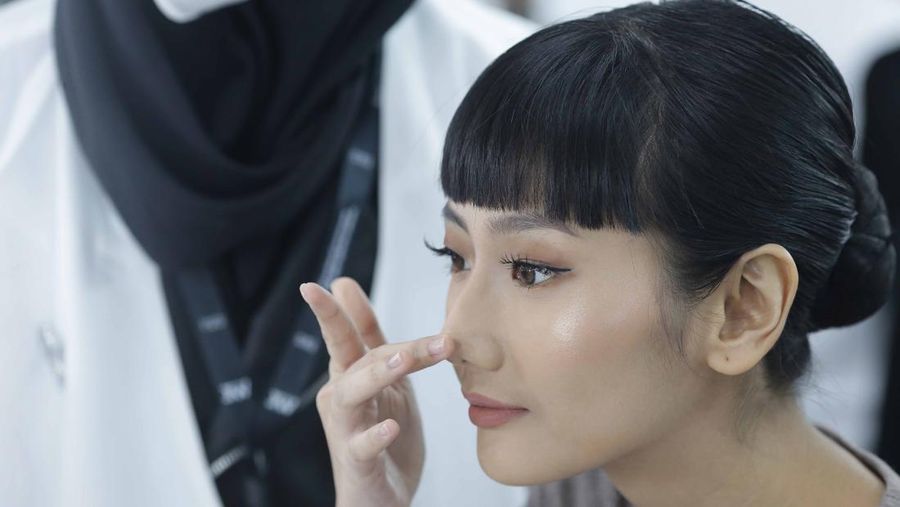 Para model bersiap di belakang panggung sebelum pertunjukan “Moment of Spark” yang menampilkan koleksi 4season Hijab, Bigissimo dan napocut selama Jakarta Fashion Week 2024 di City Hall - Pondok Indah Mall 3 di Jakarta, Indonesia. 	Jakarta Fashion Week / J Fakar