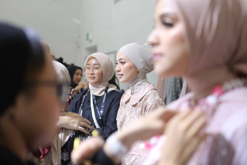 Para model bersiap di belakang panggung sebelum pertunjukan “Moment of Spark” yang menampilkan koleksi 4season Hijab, Bigissimo dan napocut selama Jakarta Fashion Week 2024 di City Hall - Pondok Indah Mall 3 di Jakarta, Indonesia. 	Jakarta Fashion Week / J Fakar