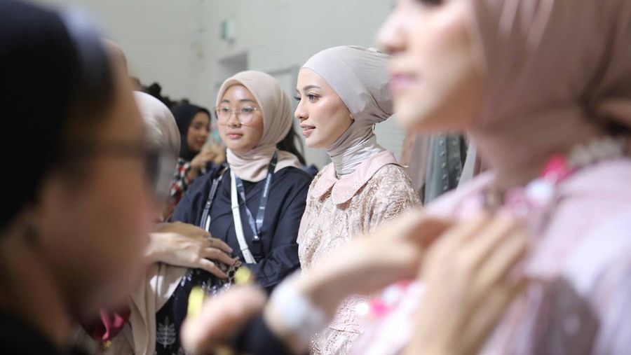 Para model bersiap di belakang panggung sebelum pertunjukan “Moment of Spark” yang menampilkan koleksi 4season Hijab, Bigissimo dan napocut selama Jakarta Fashion Week 2024 di City Hall - Pondok Indah Mall 3 di Jakarta, Indonesia. 	Jakarta Fashion Week / J Fakar