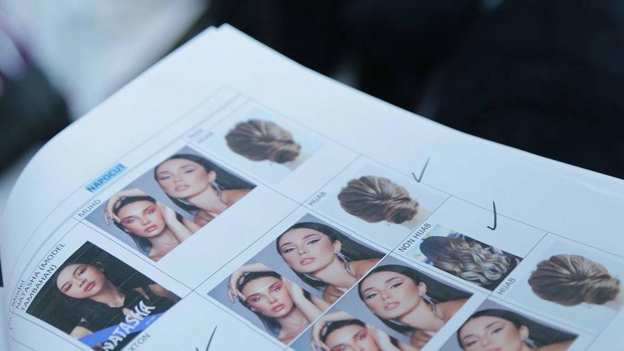 Para model bersiap di belakang panggung sebelum pertunjukan “Moment of Spark” yang menampilkan koleksi 4season Hijab, Bigissimo dan napocut selama Jakarta Fashion Week 2024 di City Hall - Pondok Indah Mall 3 di Jakarta, Indonesia. 	Jakarta Fashion Week / J Fakar