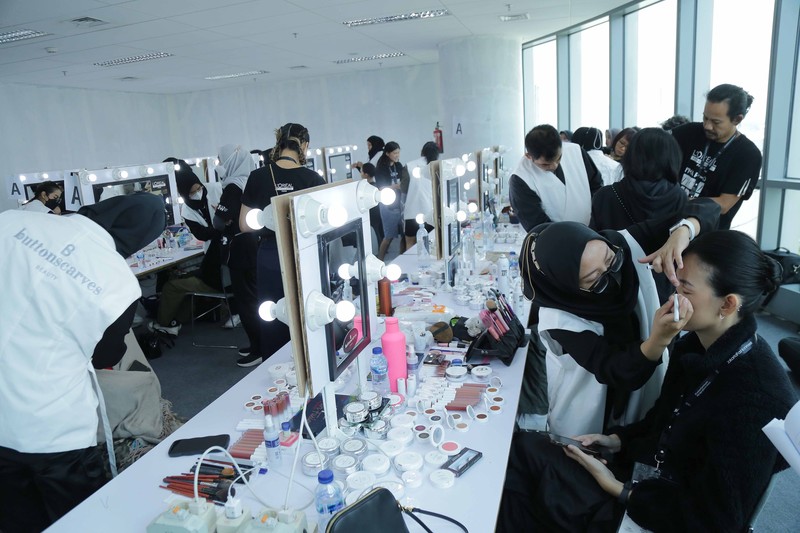 Para model bersiap di belakang panggung sebelum pertunjukan “Moment of Spark” yang menampilkan koleksi 4season Hijab, Bigissimo dan napocut selama Jakarta Fashion Week 2024 di City Hall - Pondok Indah Mall 3 di Jakarta, Indonesia. 	Jakarta Fashion Week / J Fakar