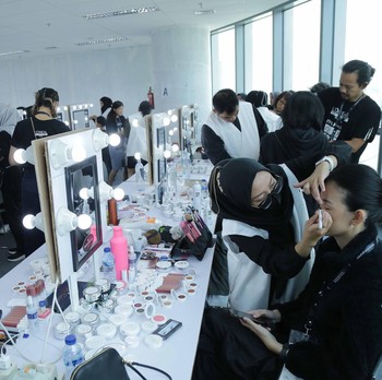 Bikin Pangling, Intip Persiapan Model di Backstage JFW 2024