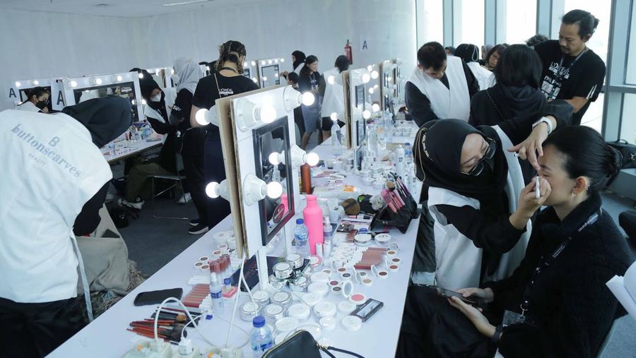 Para model bersiap di belakang panggung sebelum pertunjukan “Moment of Spark” yang menampilkan koleksi 4season Hijab, Bigissimo dan napocut selama Jakarta Fashion Week 2024 di City Hall - Pondok Indah Mall 3 di Jakarta, Indonesia. 	Jakarta Fashion Week / J Fakar