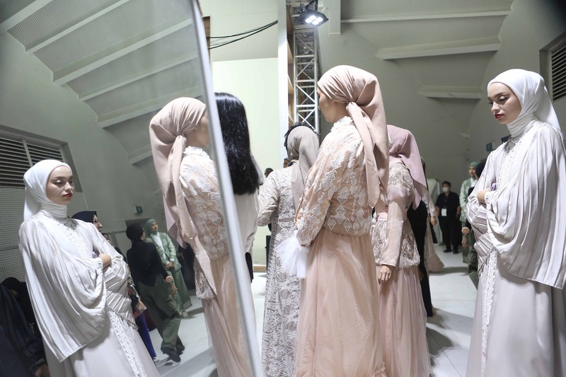 JFW 2024 Para model bersiap di belakang panggung sebelum pertunjukan “Moment of Spark” yang menampilkan koleksi 4season Hijab, Bigissimo dan napocut selama Jakarta Fashion Week 2024 di City Hall - Pondok Indah Mall 3 di Jakarta, Indonesia. Jakarta Fashion Week / J Fakar
