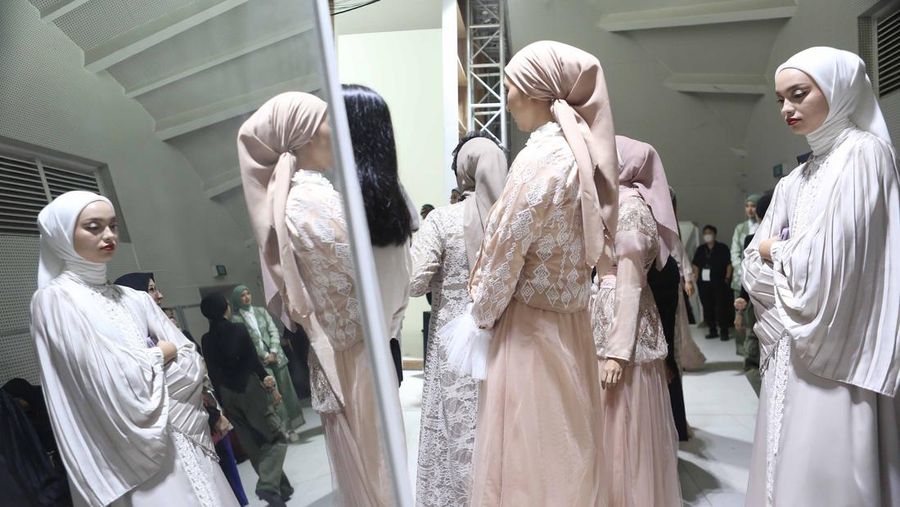 Para model bersiap di belakang panggung sebelum pertunjukan “Moment of Spark” yang menampilkan koleksi 4season Hijab, Bigissimo dan napocut selama Jakarta Fashion Week 2024 di City Hall - Pondok Indah Mall 3 di Jakarta, Indonesia. 	Jakarta Fashion Week / J Fakar