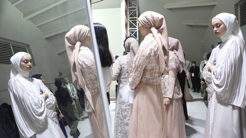 Para model bersiap di belakang panggung sebelum pertunjukan “Moment of Spark” yang menampilkan koleksi 4season Hijab, Bigissimo dan napocut selama Jakarta Fashion Week 2024 di City Hall - Pondok Indah Mall 3 di Jakarta, Indonesia. 	Jakarta Fashion Week / J Fakar