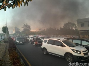 Pengendara Protes Mahasiswa Demo Bikin Jalan AP Pettarani Makassar Macet