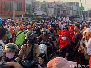 Peserta Jalan Sehat Bareng Anies-Cak Imin Padati GDC Depok, Lalin Macet