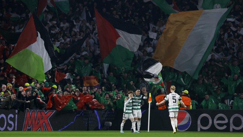 Soccer Football - Champions League - Group E - Celtic v Atletico Madrid - Celtic Park, Glasgow, Scotland, Britain - October 25, 2023 Celtic fans display Palestinian flags in support of Palestine amid the ongoing conflict between Israel and the Palestinian Islamist group Hamas before the match Action Images via Reuters/Jason Cairnduff