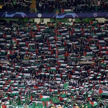Momen Fans Celtic Bentangkan Ribuan Bendera Palestina