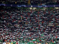 Momen Fans Celtic Bentangkan Ribuan Bendera Palestina
