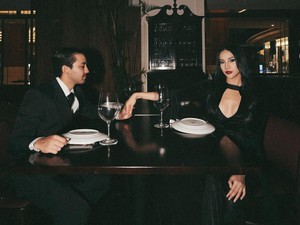 Gaya Anya Geraldine Cosplay Halloween Bareng Pacar, Seksi Jadi Addams Family
