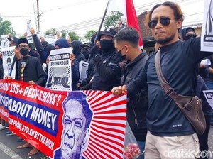 Aksi Jalan Kaki Ambon Fanda Penuhi Nazar Usai Bebas dari Bui