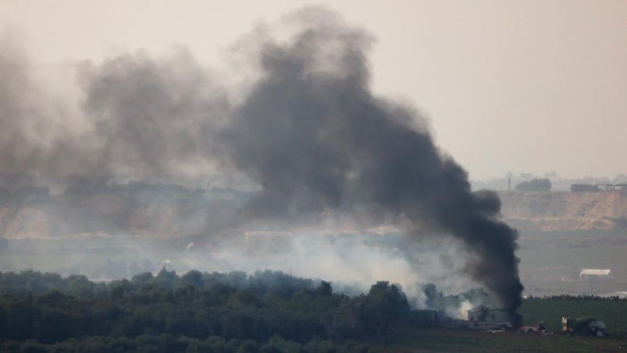 Asap mengepul di atas Gaza, terlihat dari perbatasan Israel dengan Gaza, di Israel selatan 28 Oktober 2023. (REUTERS/Amir Cohen)