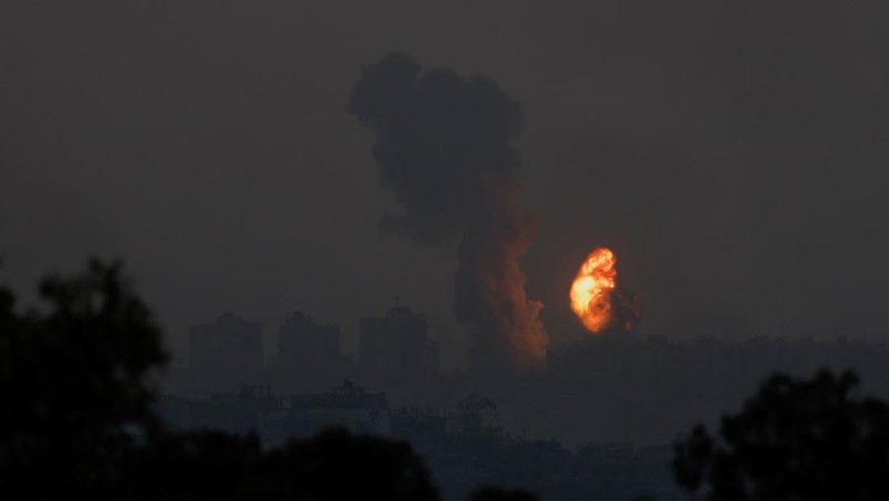 Pemandangan menunjukkan roket diluncurkan dari Gaza, terlihat dari perbatasan Israel dengan Gaza, di Israel selatan, 28 Oktober 2023. (REUTERS/Amir Cohen)