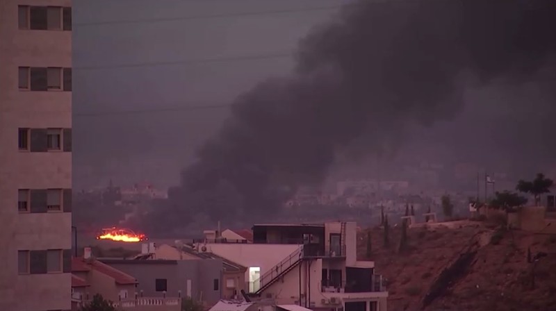 Pemandangan menunjukkan roket diluncurkan dari Gaza, terlihat dari perbatasan Israel dengan Gaza, di Israel selatan, 28 Oktober 2023. (REUTERS/Amir Cohen)