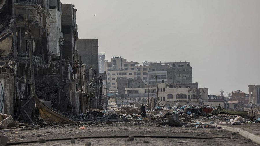 Kerusakan bangunan akibat serangan udara Israel yang masih berlangsung di Kota Gaza, Sabtu 28 Oktober 2023. (AP Photo/Abed Khaled)