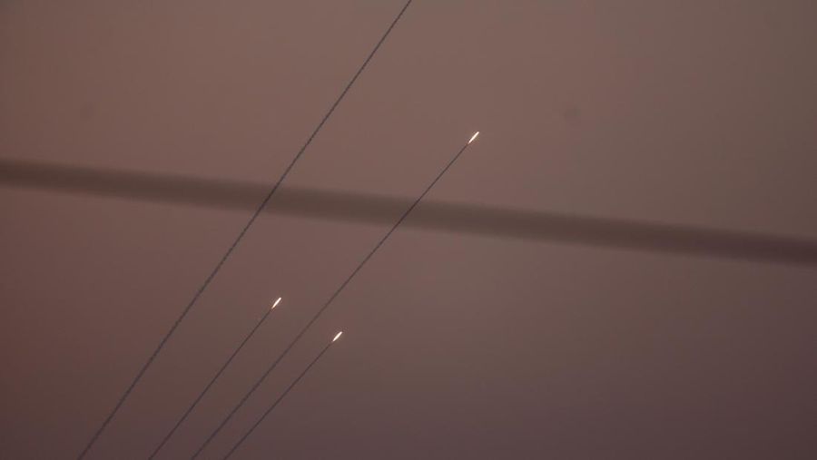 Pemandangan menunjukkan roket diluncurkan dari Gaza, terlihat dari perbatasan Israel dengan Gaza, di Israel selatan, 28 Oktober 2023. (REUTERS/Amir Cohen)