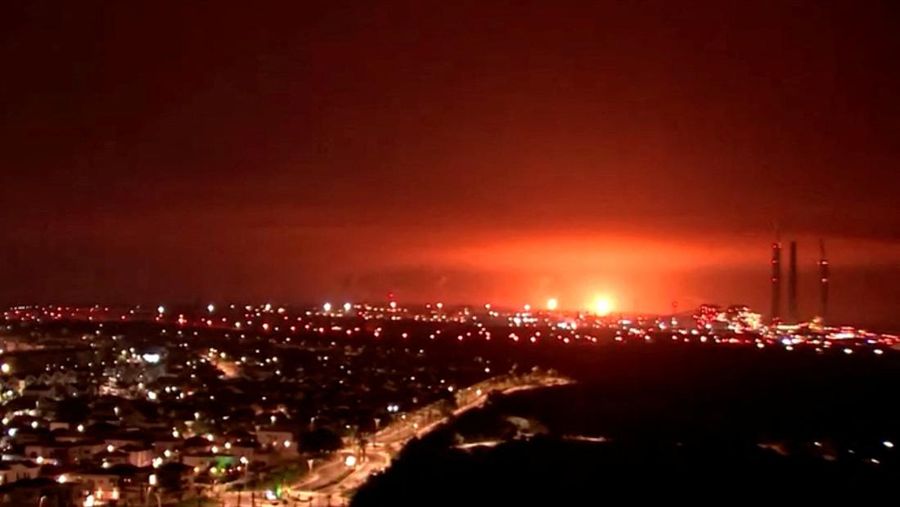 Sebuah ledakan terlihat di perbatasan Israel-Gaza, di tengah konflik yang sedang berlangsung antara Israel dan kelompok Islam Palestina Hamas, dilihat dari sisi Israel, 27 Oktober 2023. (REUTERS TV via REUTERS)