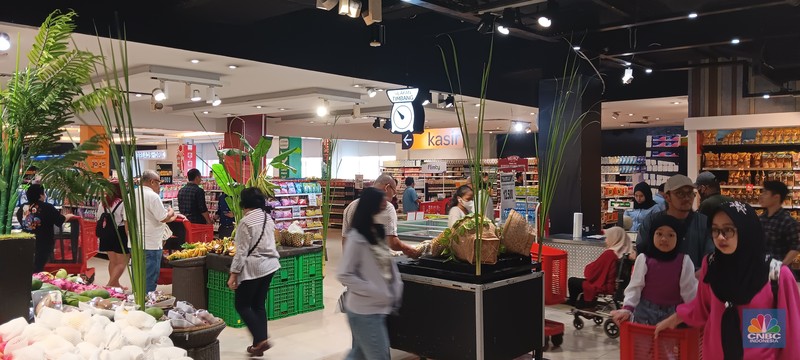 Suasana saat berlangsungya Full Day Sale di Transmart Cempaka Putih, Jakarta, Minggu (29/10/2023). Suasana saat berlangsungya Full Day Sale di Transmart Cempaka Putih, Jakarta, Minggu (29/10/2023). (CNBC Indonesia/Eqqi Saputra)