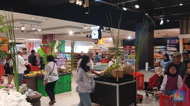 Suasana saat berlangsungya Full Day Sale di Transmart Cempaka Putih, Jakarta, Minggu (29/10/2023). (CNBC Indonesia/Eqqi Saputra)
