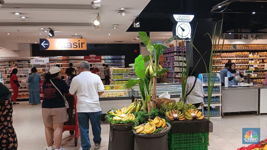 Sejumlah pengunjung Transmart Cempaka Putih melihat produk buah-buahan saat Transmart full day sale kembali hadir. (CNBC Indonesia/Eqqi Saputra)