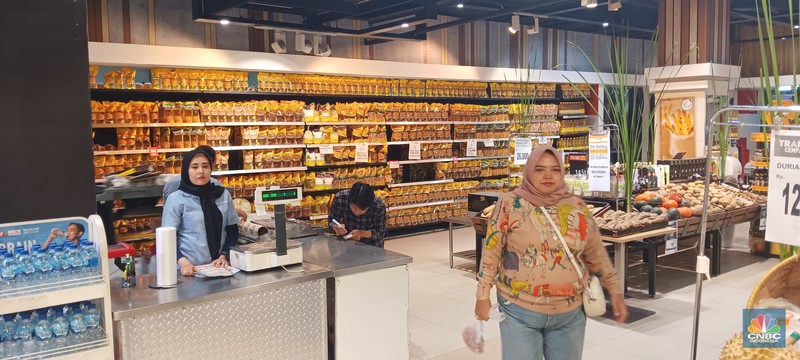 Suasana saat berlangsungya Full Day Sale di Transmart Cempaka Putih, Jakarta, Minggu (29/10/2023). Suasana saat berlangsungya Full Day Sale di Transmart Cempaka Putih, Jakarta, Minggu (29/10/2023). (CNBC Indonesia/Eqqi Saputra)