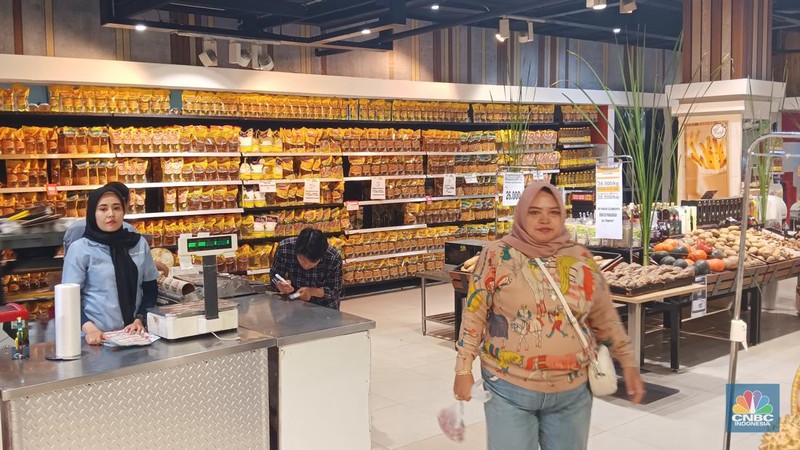 Suasana saat berlangsungya Full Day Sale di Transmart Cempaka Putih, Jakarta, Minggu (29/10/2023). (CNBC Indonesia/Eqqi Saputra)
