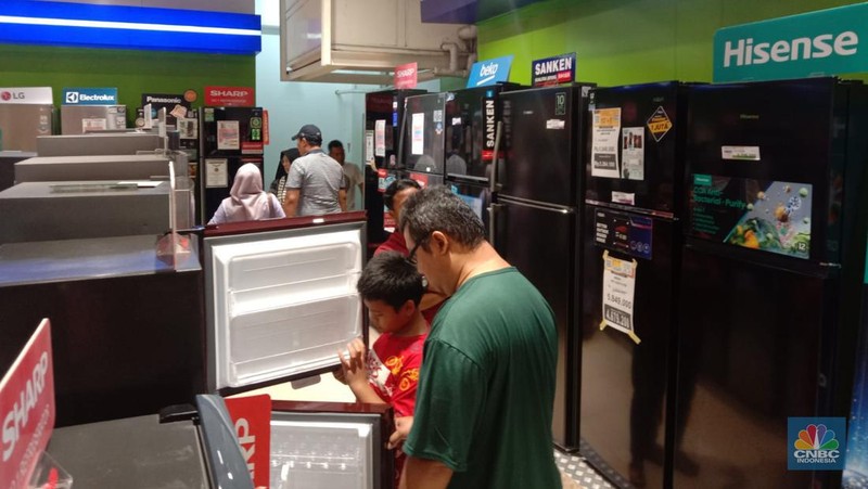 Suasana saat berlangsungya Full Day Sale di Transmart Cempaka Putih, Jakarta, Minggu (29/10/2023). (CNBC Indonesia/Eqqi Saputra)