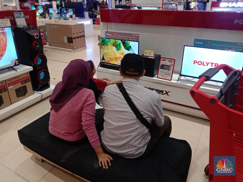 Suasana saat berlangsungya Full Day Sale di Transmart Cempaka Putih, Jakarta, Minggu (29/10/2023). Suasana saat berlangsungya Full Day Sale di Transmart Cempaka Putih, Jakarta, Minggu (29/10/2023). (CNBC Indonesia/Eqqi Saputra)