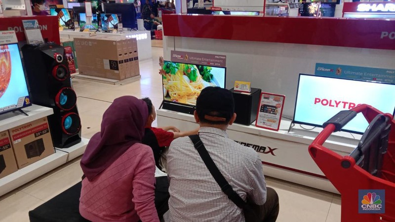 Suasana saat berlangsungya Full Day Sale di Transmart Cempaka Putih, Jakarta, Minggu (29/10/2023). (CNBC Indonesia/Eqqi Saputra)