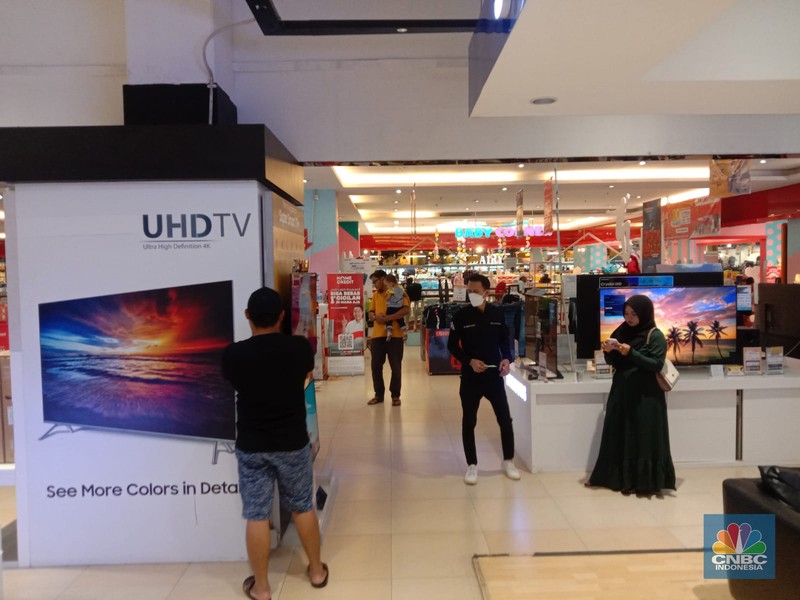 Suasana saat berlangsungya Full Day Sale di Transmart Cempaka Putih, Jakarta, Minggu (29/10/2023). (CNBC Indonesia/Eqqi Saputra)