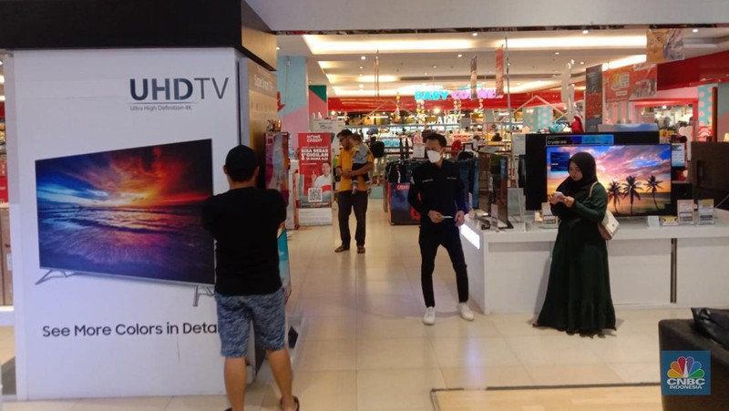 Suasana saat berlangsungya Full Day Sale di Transmart Cempaka Putih, Jakarta, Minggu (29/10/2023). (CNBC Indonesia/Eqqi Saputra)