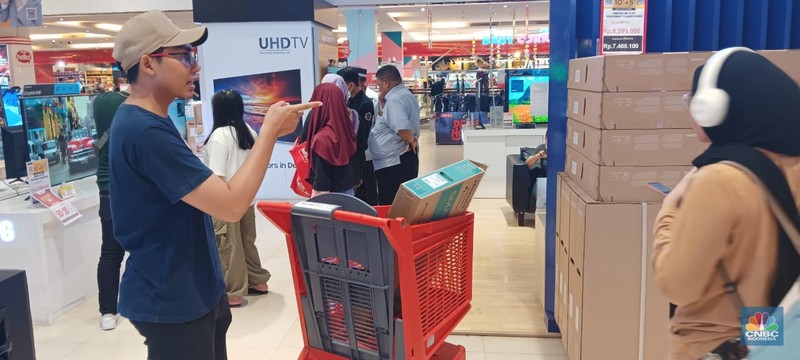 Suasana saat berlangsungya Full Day Sale di Transmart Cempaka Putih, Jakarta, Minggu (29/10/2023). Suasana saat berlangsungya Full Day Sale di Transmart Cempaka Putih, Jakarta, Minggu (29/10/2023). (CNBC Indonesia/Eqqi Saputra)