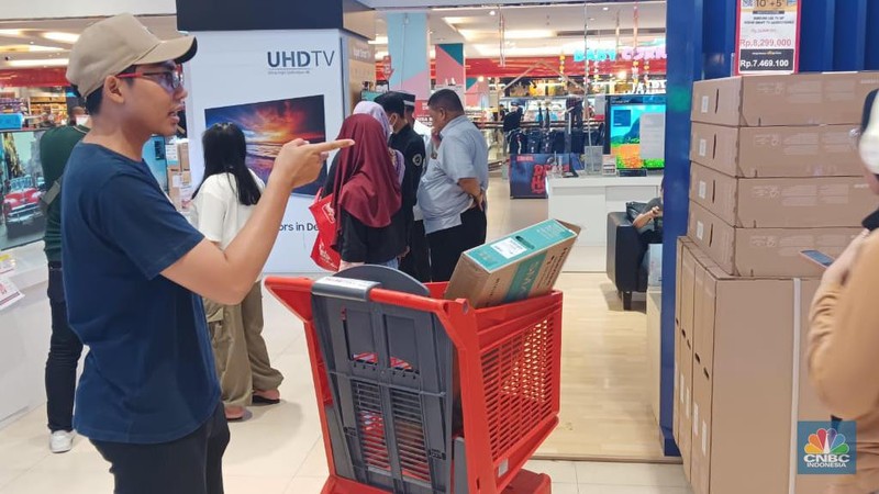 Suasana saat berlangsungya Full Day Sale di Transmart Cempaka Putih, Jakarta, Minggu (29/10/2023). (CNBC Indonesia/Eqqi Saputra)