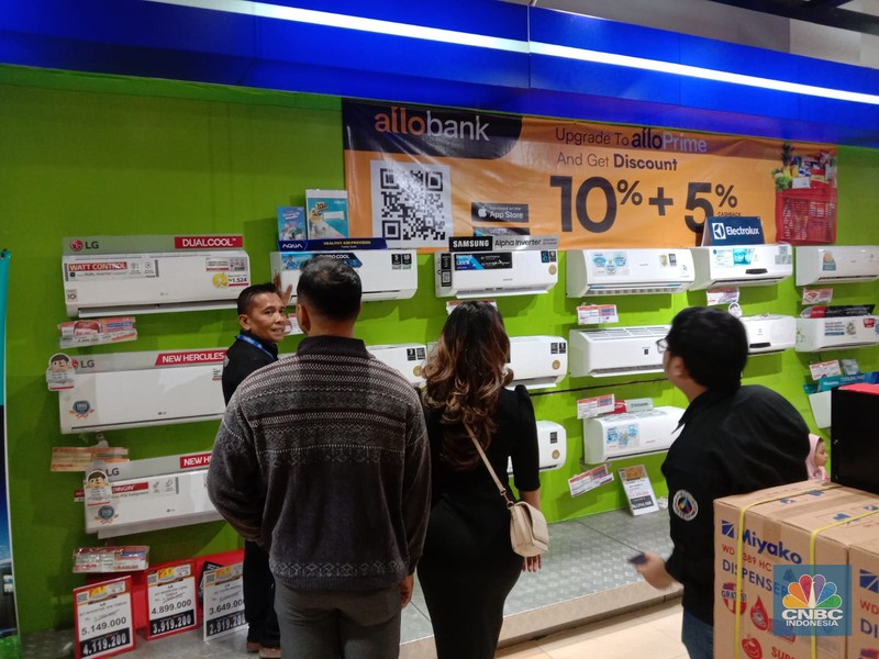 Suasana saat berlangsungya Full Day Sale di Transmart Cempaka Putih, Jakarta, Minggu (29/10/2023). Suasana saat berlangsungya Full Day Sale di Transmart Cempaka Putih, Jakarta, Minggu (29/10/2023). (CNBC Indonesia/Eqqi Saputra)