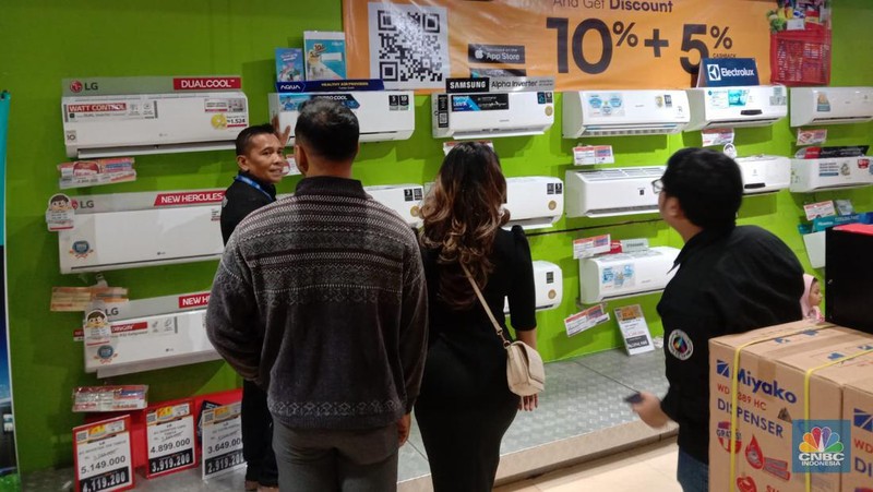Suasana saat berlangsungya Full Day Sale di Transmart Cempaka Putih, Jakarta, Minggu (29/10/2023). (CNBC Indonesia/Eqqi Saputra)