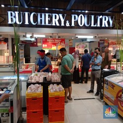 Penampakan Pengunjung Serbu Daging Ayam Murah di Transmart