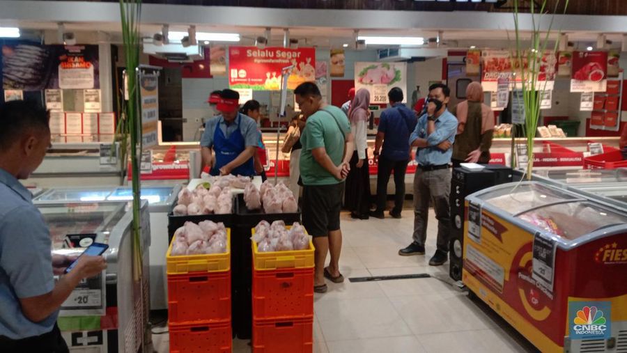 Sejumlah pengunjung Transmart Cempaka Putih melihat produk fresh saat Transmart full day sale kembali hadir. (CNBC Indonesia/Eqqi Saputra)