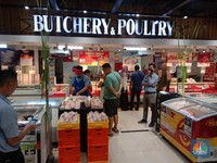 Penampakan Pengunjung Serbu Daging Ayam Murah di Transmart