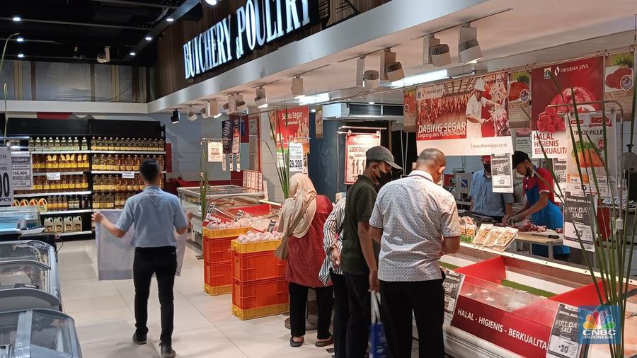 Sejumlah pengunjung Transmart Cempaka Putih melihat produk kebutuhan sembako saat Transmart full day sale kembali hadir. (CNBC Indonesia/Eqqi Saputra)