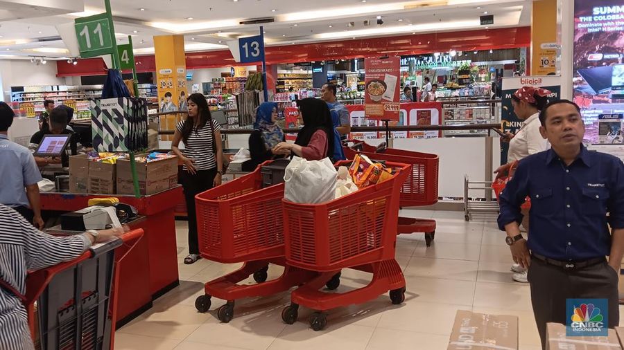 Sejumlah pengunjung Transmart Cempaka Putih melihat produk kebutuhan sembako saat Transmart full day sale kembali hadir. (CNBC Indonesia/Eqqi Saputra)