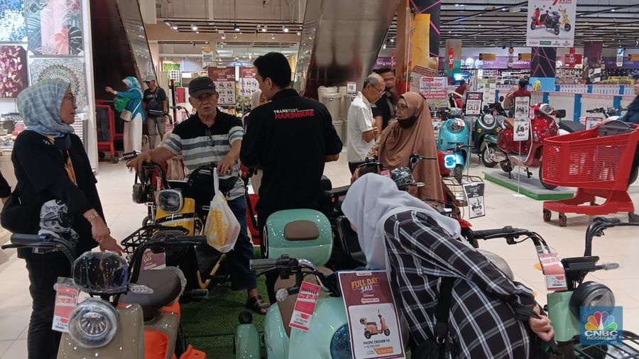 Sejumlah pengunjung Transmart Cempaka Putih melihat produk yang ditawarkan dalam promo saat Transmart full day sale kembali hadir. (CNBC Indonesia/Eqqi Saputra)